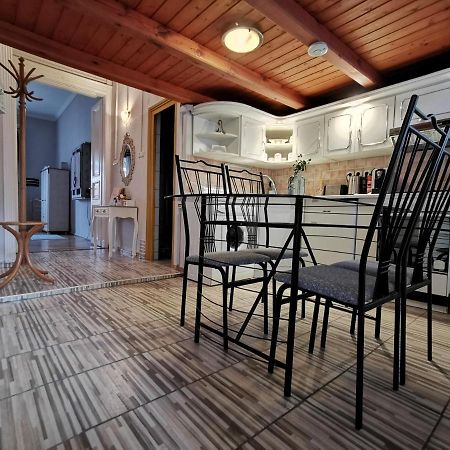 Belvarosi Vintage Apartman A Setaloutcan Мишкольц Экстерьер фото