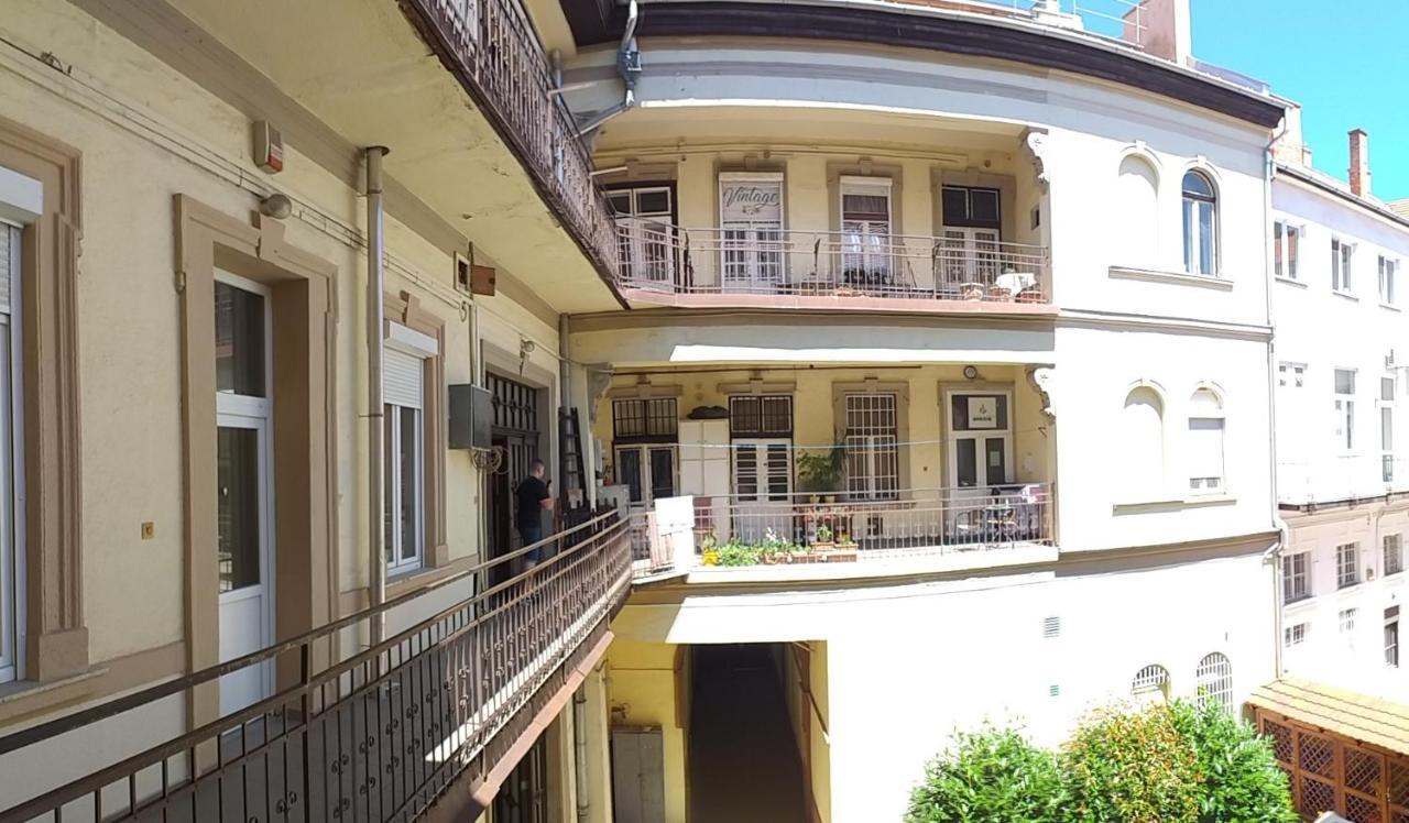 Belvarosi Vintage Apartman A Setaloutcan Мишкольц Экстерьер фото
