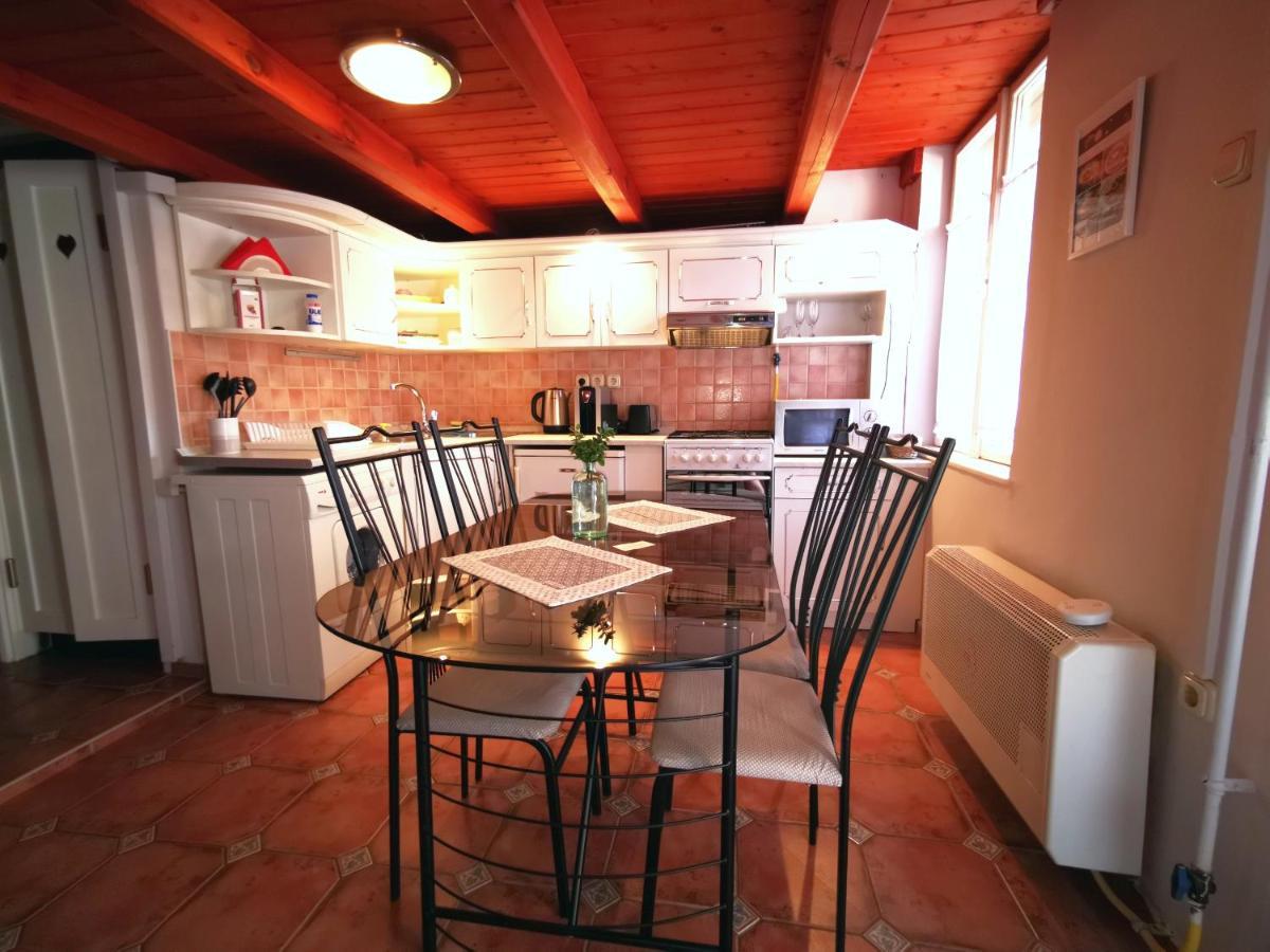 Belvarosi Vintage Apartman A Setaloutcan Мишкольц Экстерьер фото