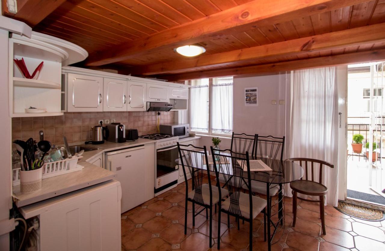 Belvarosi Vintage Apartman A Setaloutcan Мишкольц Экстерьер фото